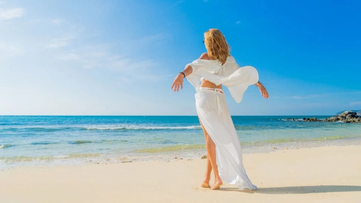 Cách tạo dáng chụp ảnh từ phía sau đẹp khi mặc váy maxi dài