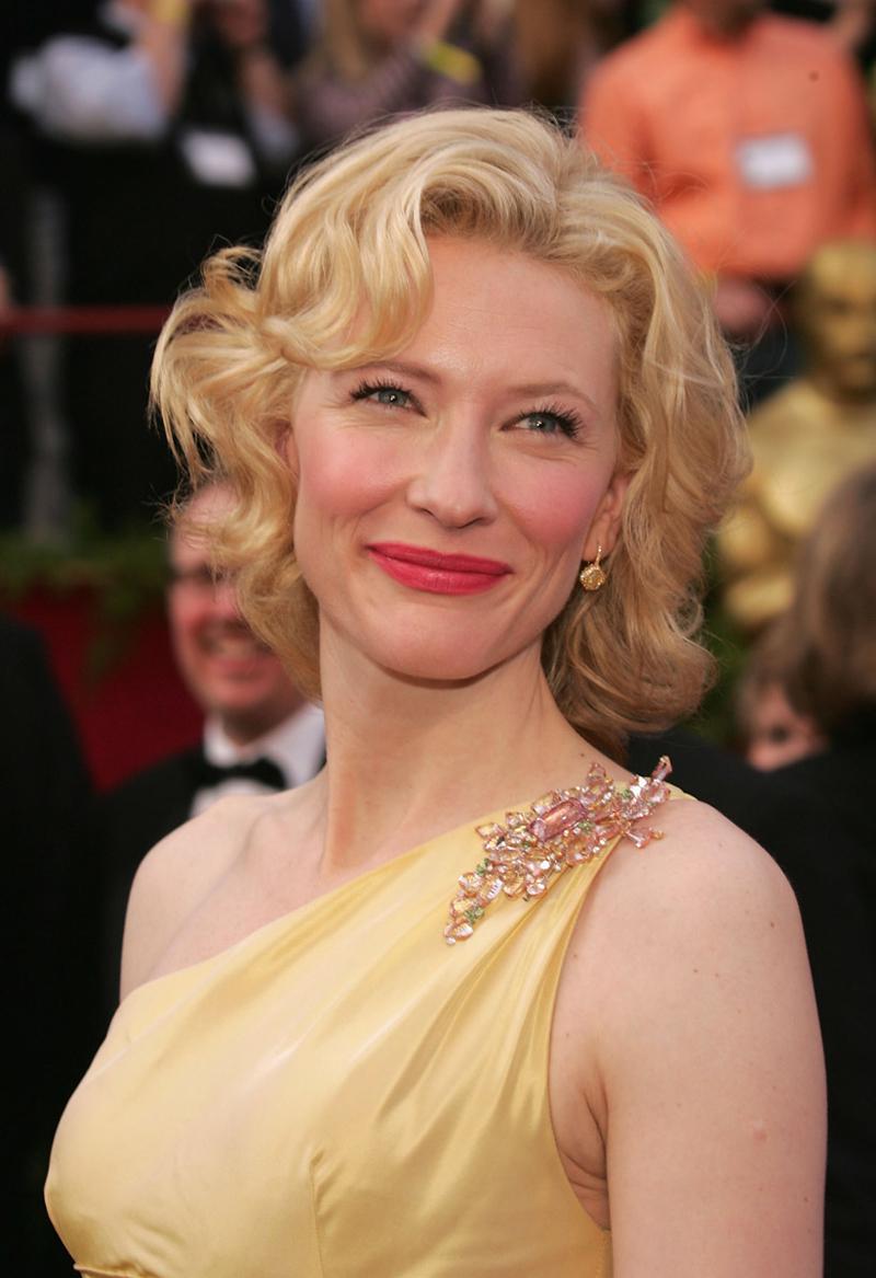 Cate Blanchett diện ghim cài áo phong cách