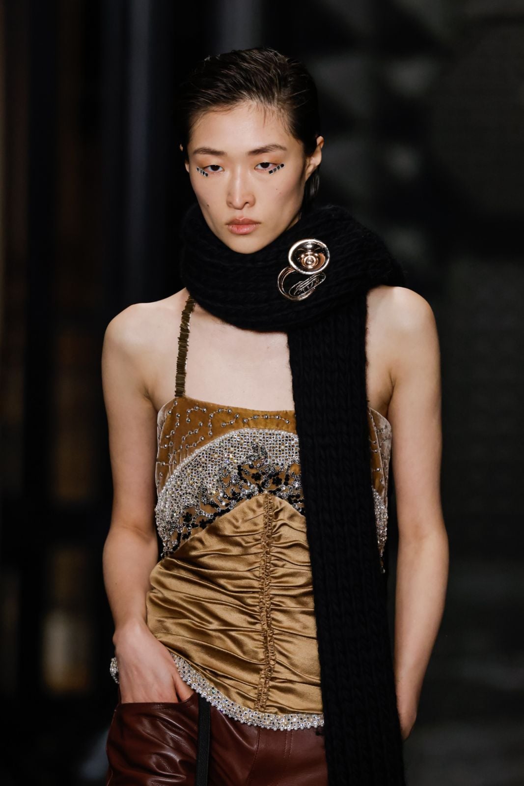 khăn choàng ghim cài áo phong cách