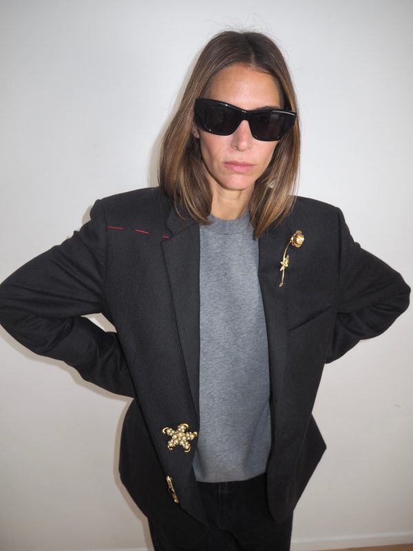 5 vị trí đeo ghim cài áo nâng tầm phong cách thanh lịch