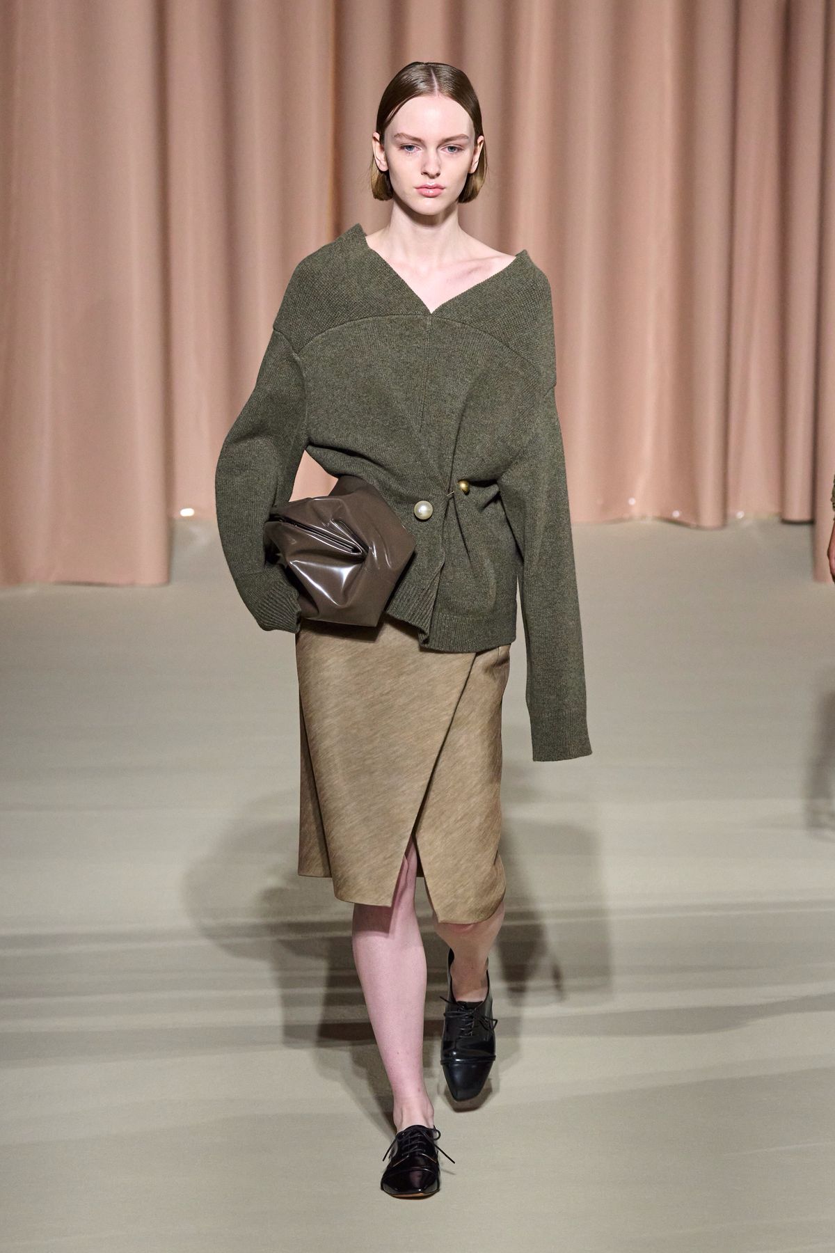 thiết kế ghim cài áo phong cách