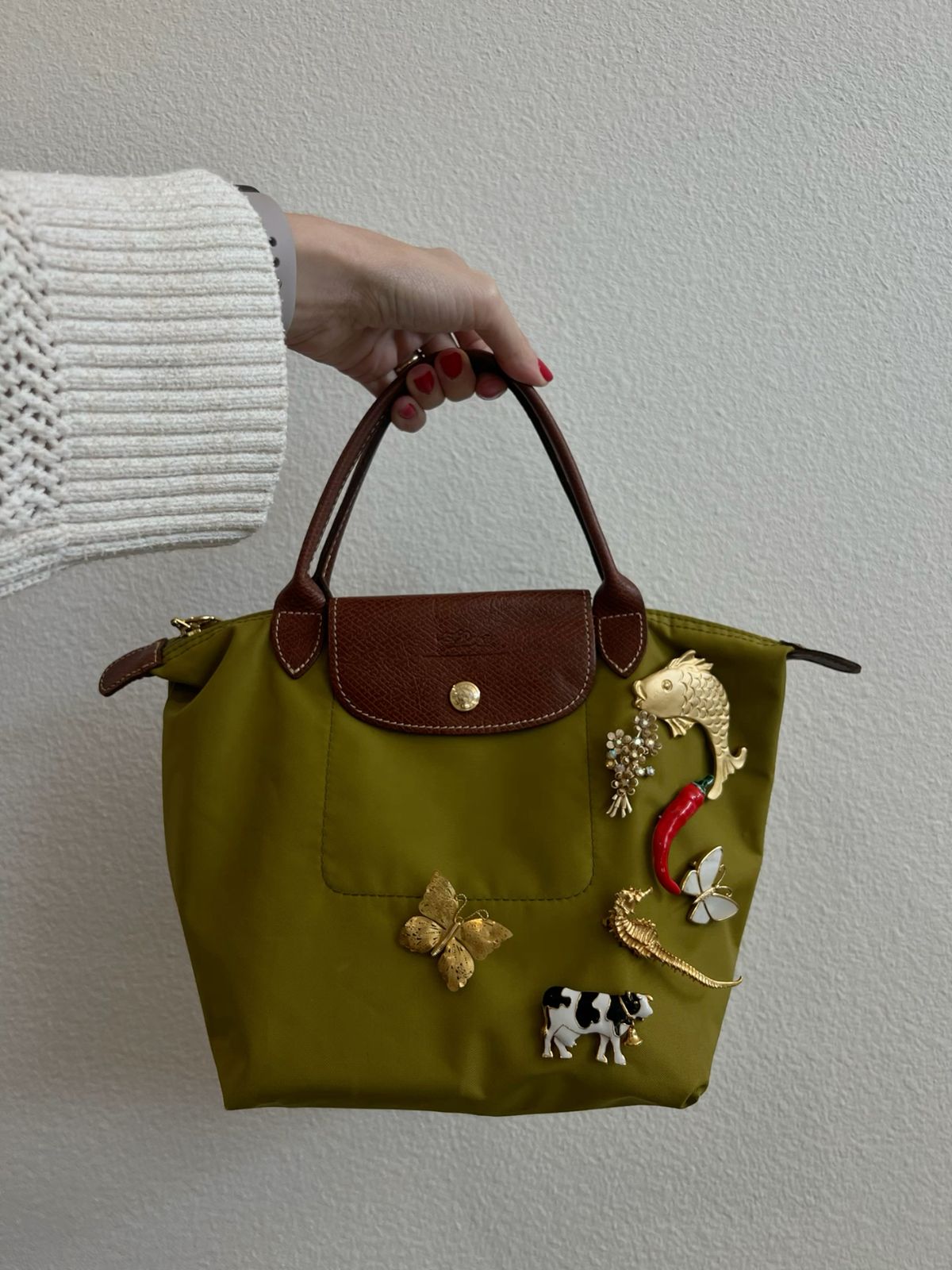 túi xách phối ghim cài phong cách