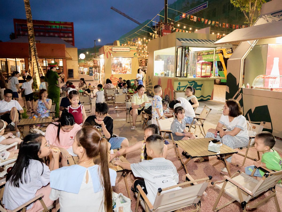 Experience Cat Ba VUI-Fest Night Market.