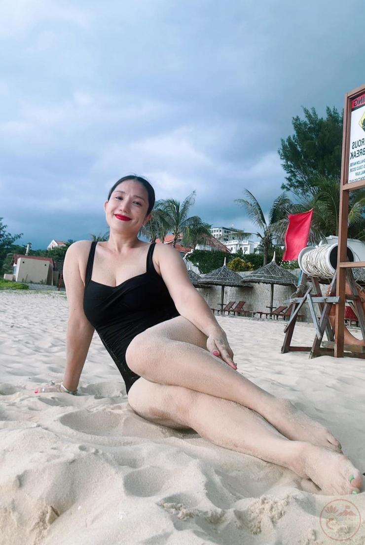 MC Cát Tường diện monokini khoe vóc dáng U50