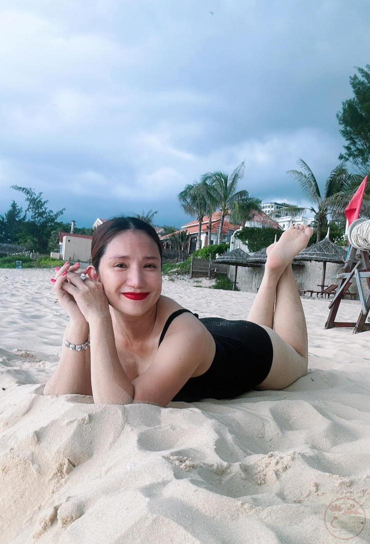 MC Cát Tường diện monokini khoe vóc dáng U50