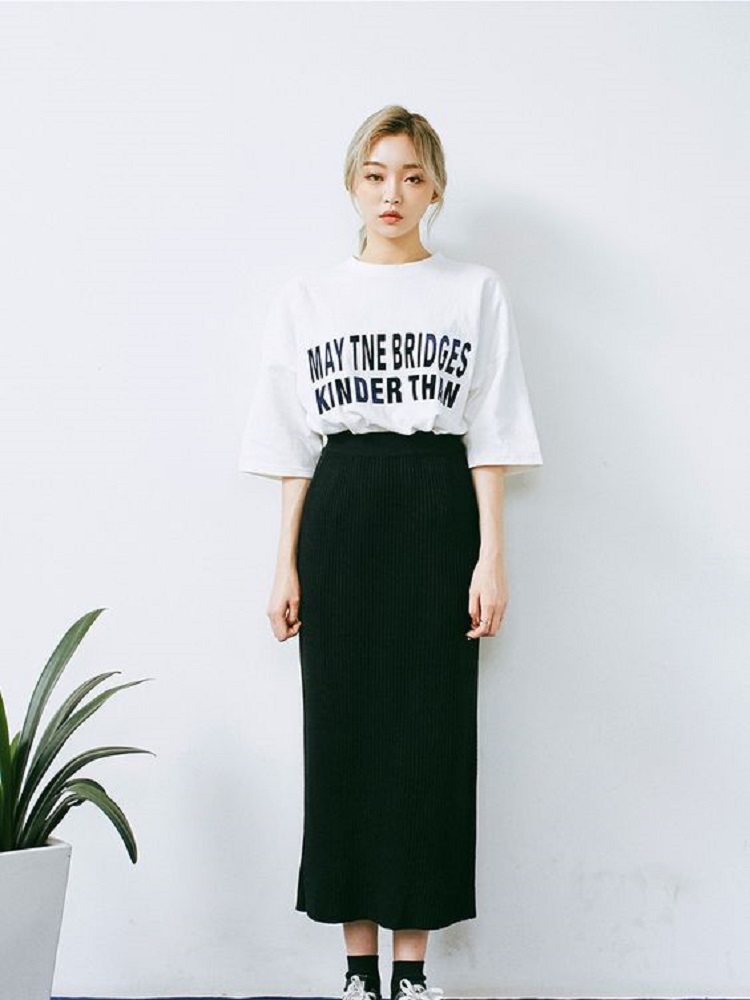 Phong cách ulzzang với chân váy len
