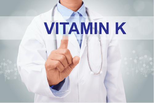 Lượng vitamin K thấp cũng có liên quan đến việc giảm mật độ xương và tăng nguy cơ gãy xương ở phụ nữ