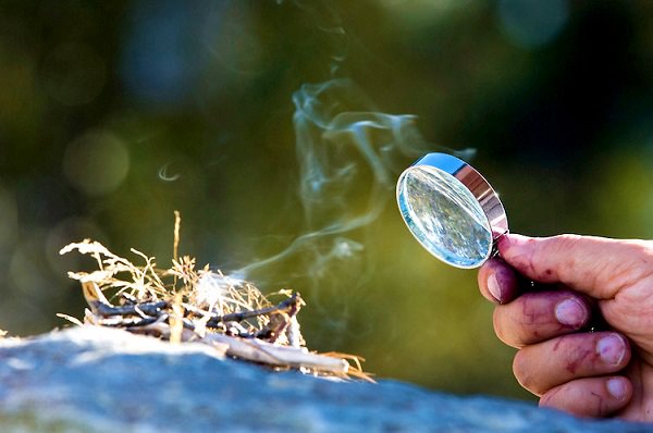 Hình ảnh kính lúp tạo ra lửa nhờ ánh sáng mặt trời. (Ảnh: Sưu tầm Internet)