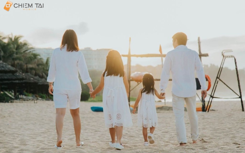 Tạo dáng chụp ảnh gia đình 4 người nắm tay nhau