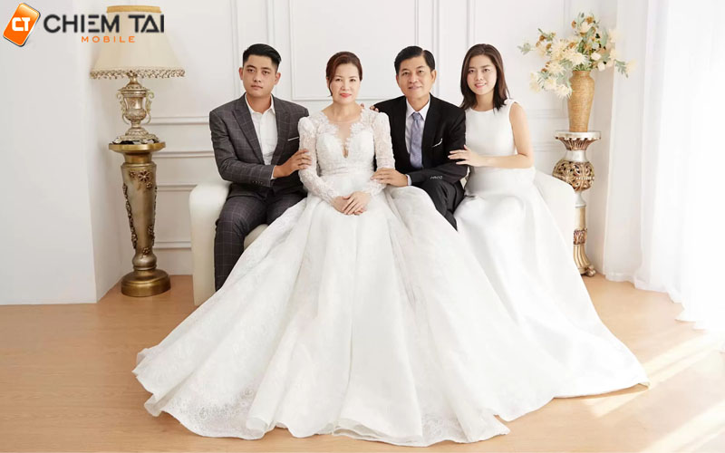 Tạo dáng 4 người cùng trang phục truyền thống