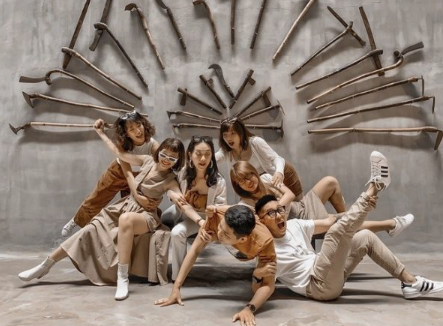 Mới mẻ với 10 cách chụp ảnh nhóm lầy lội cho 8 người