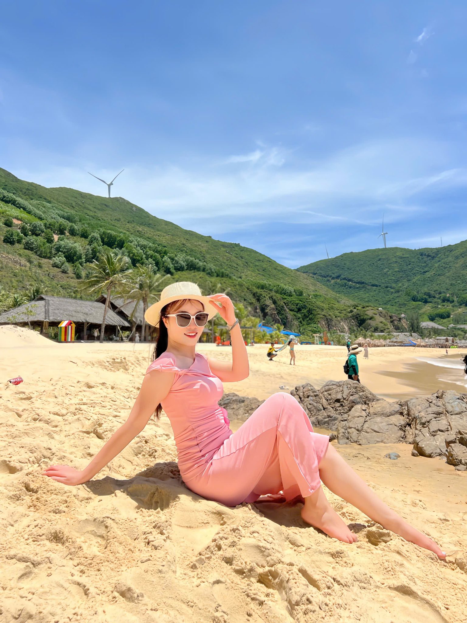 Chụp dáng bước đi khoe đôi chân thon