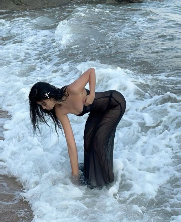 Tạo dáng nghiêng người cười nhẹ kết hợp váy mềm mại