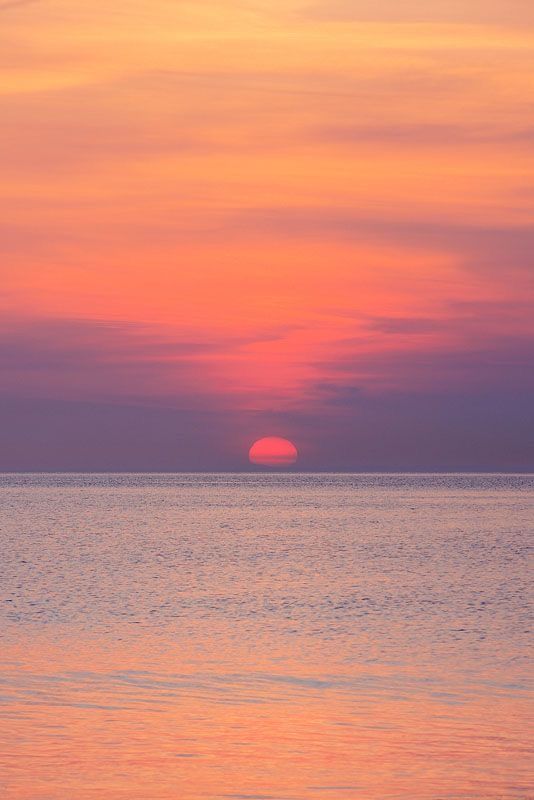 Cảnh biển rực rỡ khi ngày mới bắt đầu