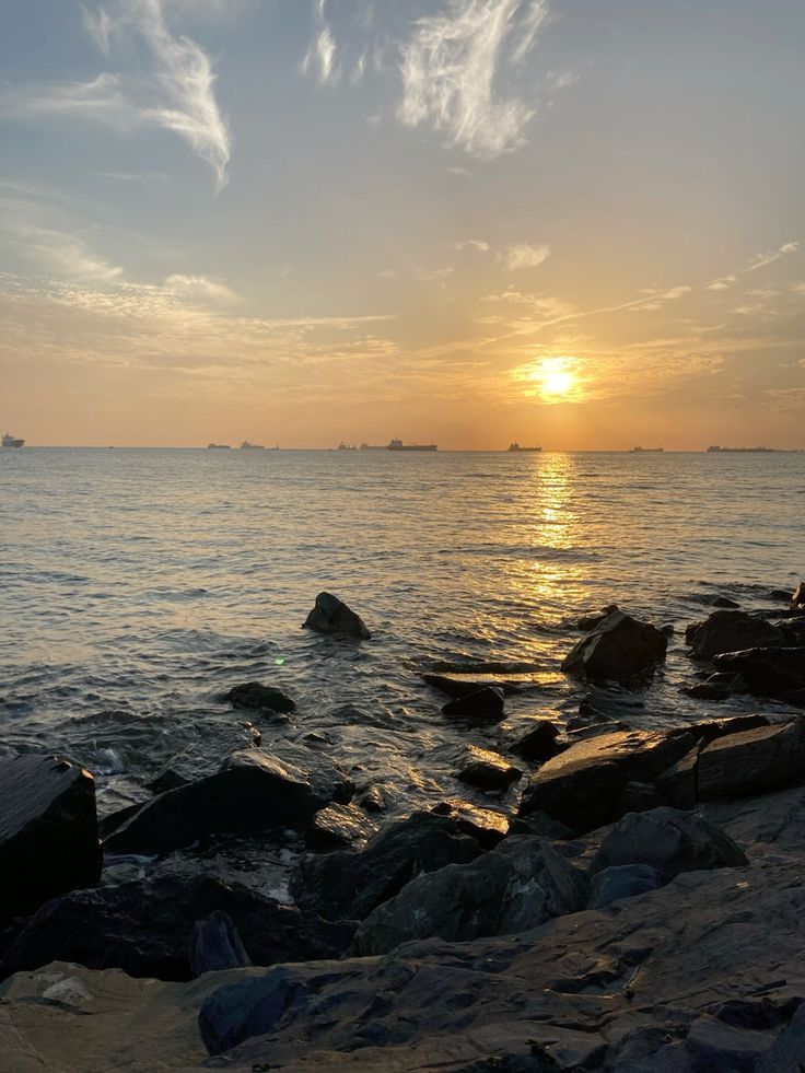 Ánh sáng vàng dịu trải dài trên biển