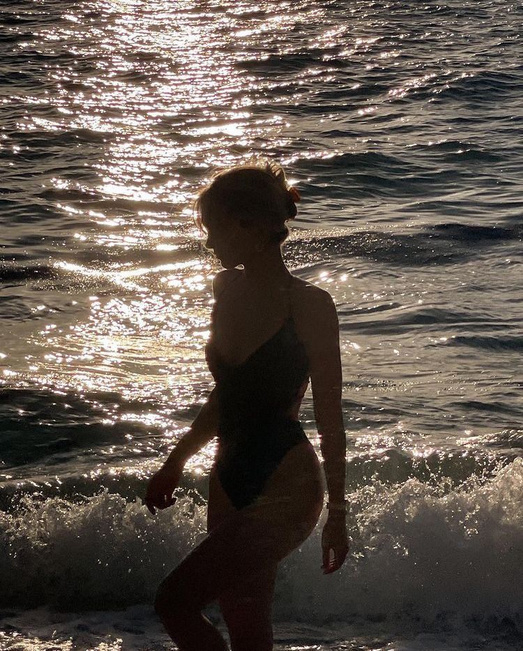 Bikini kết hợp dáng đi thong thả trên bờ biển