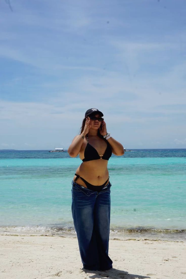 Tạo dáng che ánh nắng bằng tay khi nhìn xa xăm