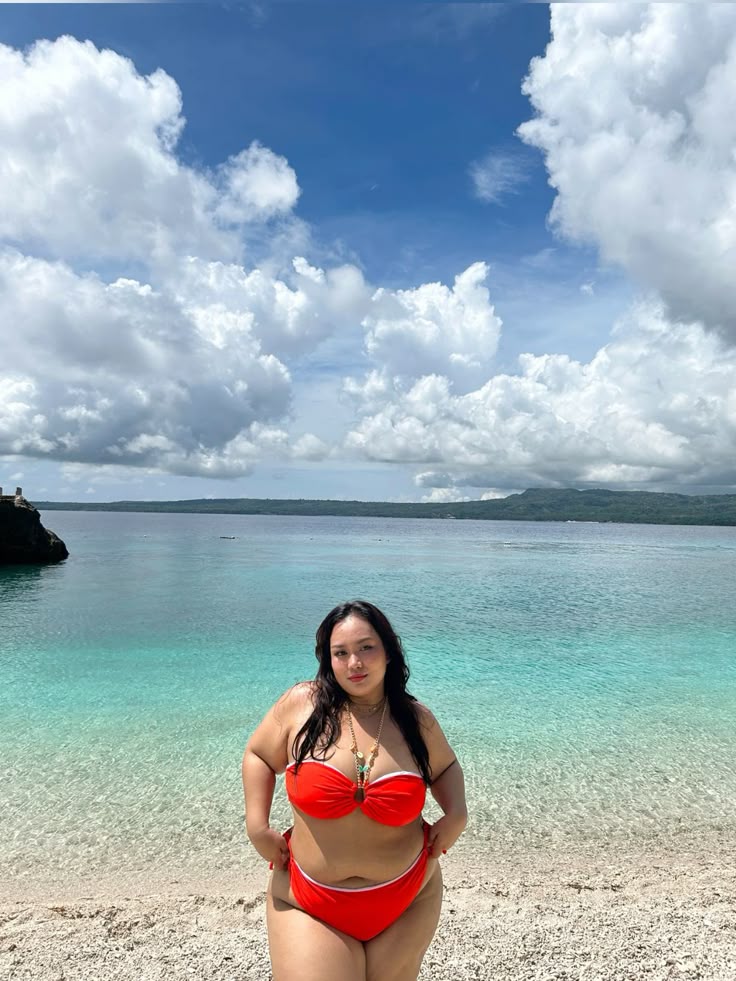 Tạo dáng dang tay nhẹ để vóc dáng mềm mại hơn