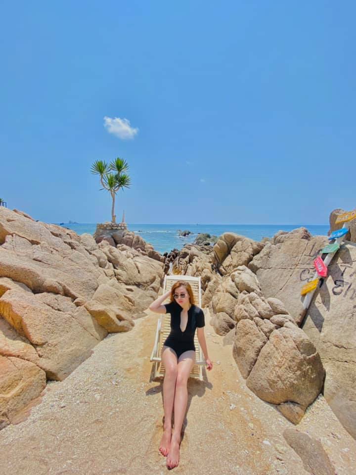 Pose dáng đứng nghiêng khoe dáng chuẩn