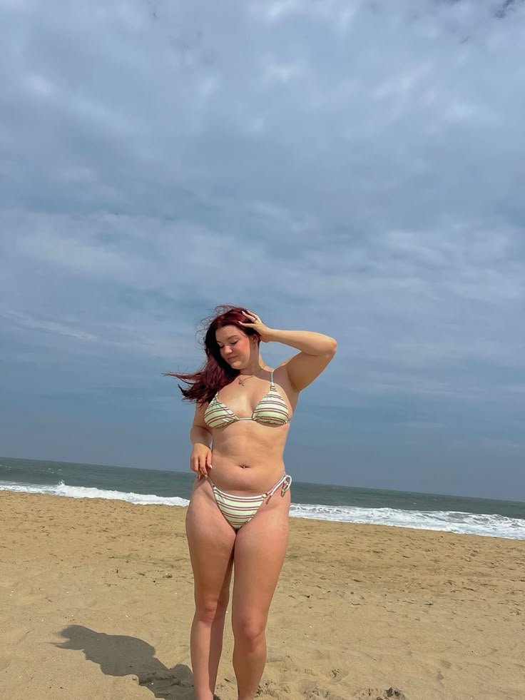 Tạo dáng đi qua khung cảnh cát trắng nắng vàng