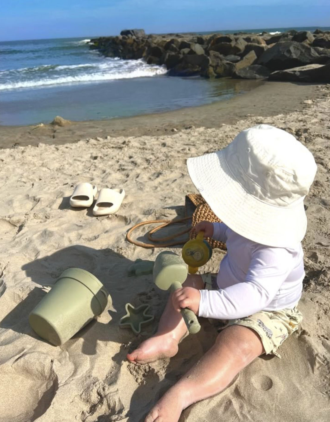 Tạo dáng bé đang giơ hai tay gọi sóng