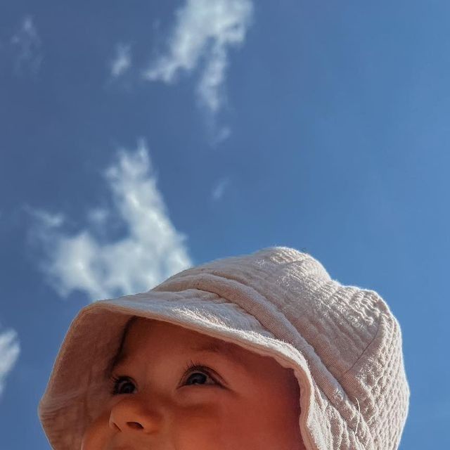 Tạo dáng bé ngồi đung đưa chân trên mỏm đá