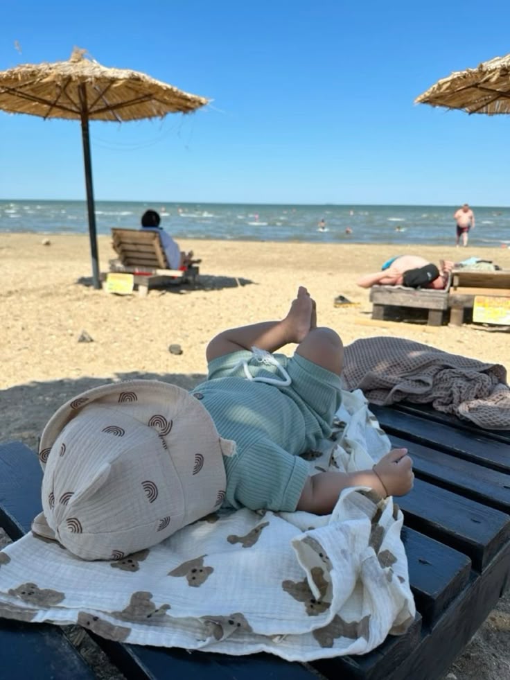 Bé đội mũ rộng vành đứng nghiêng đầu