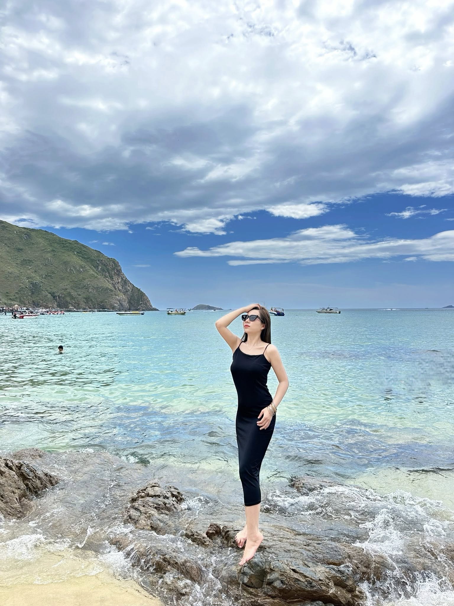 Chụp dáng che nắng bằng tay nhìn xa