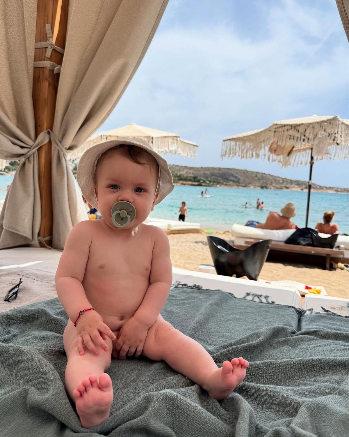 Bé mang cả tuổi thơ ùa về trong nắng biển