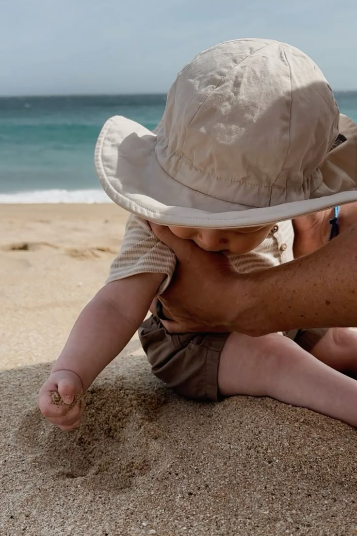 Bé ôm gối biển tạo dáng cực chill trên cát