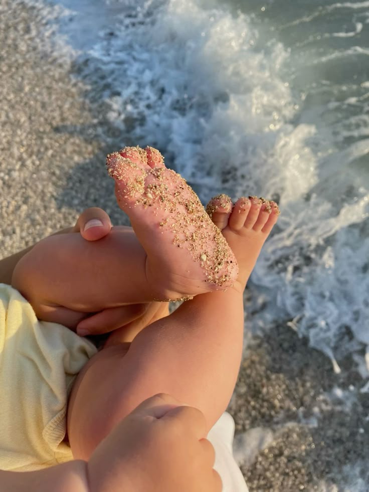 Chụp bé bước đi chân trần trên cát