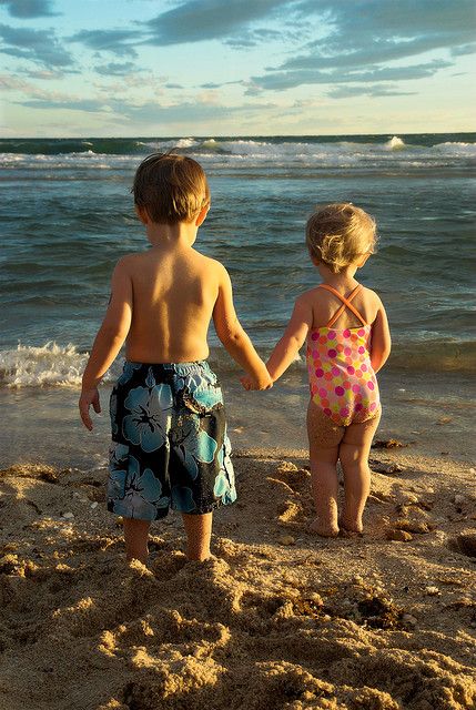 Khoảnh khắc bé yêu tận hưởng gió biển mát rượi