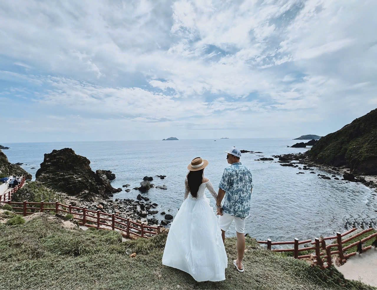 Tạo dáng chụp biển kiểu nàng thơ