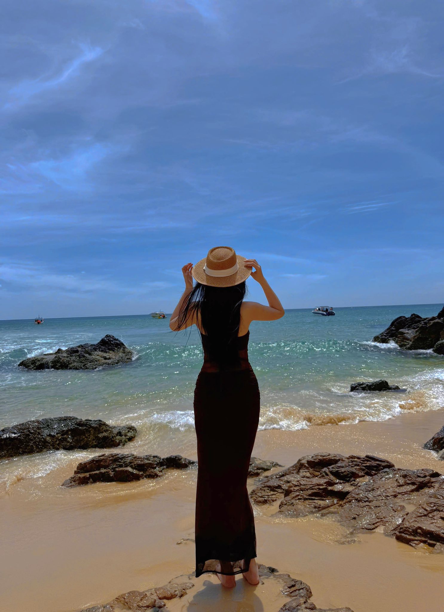 Tạo dáng đi biển không lo đụng hàng