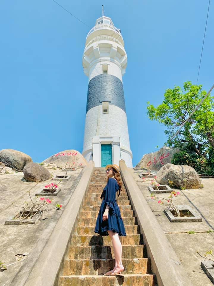 Tạo dáng kiểu đang ngắm hoàng hôn biển