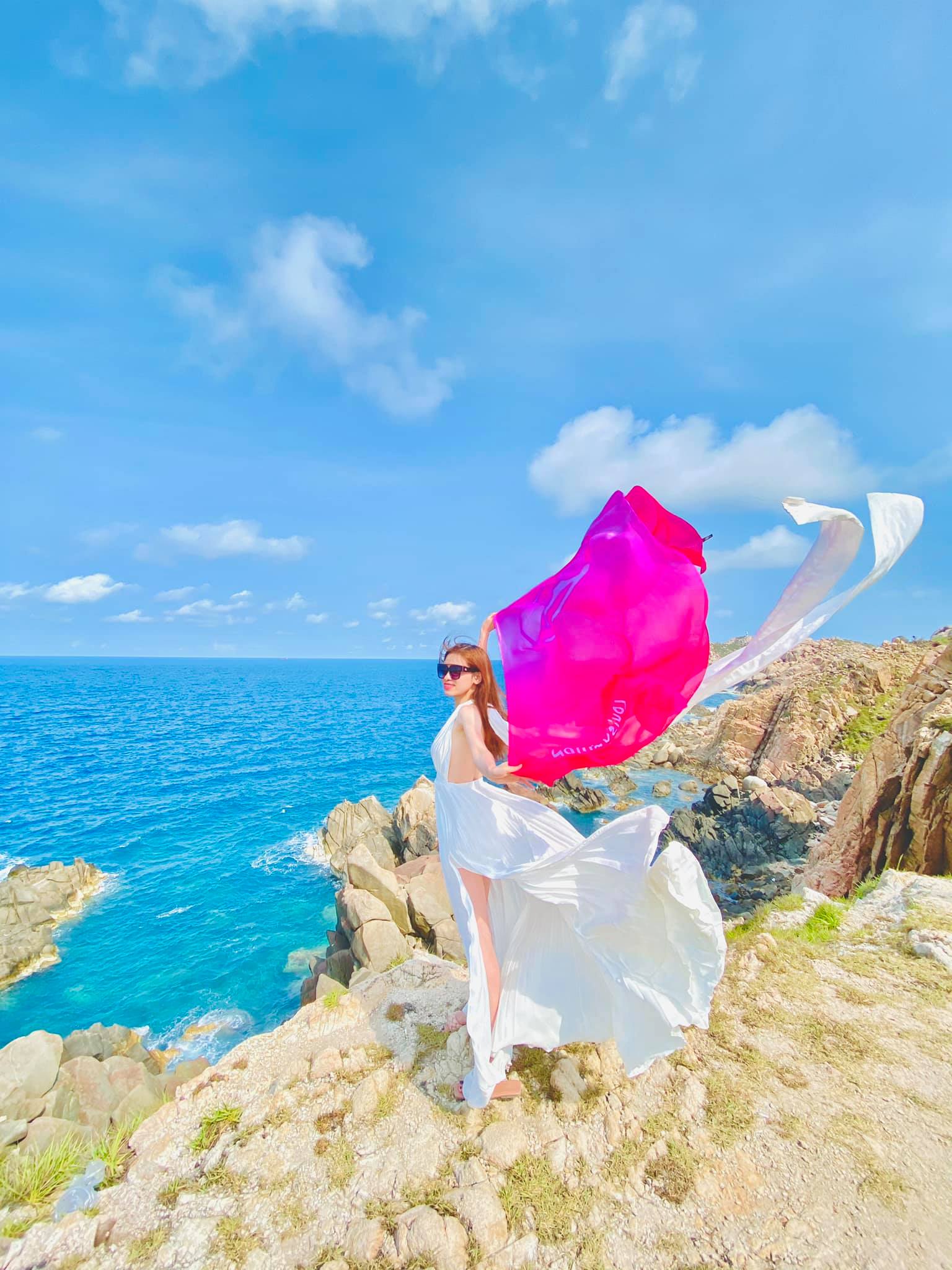 Tạo dáng nằm trên cát chill hết nấc