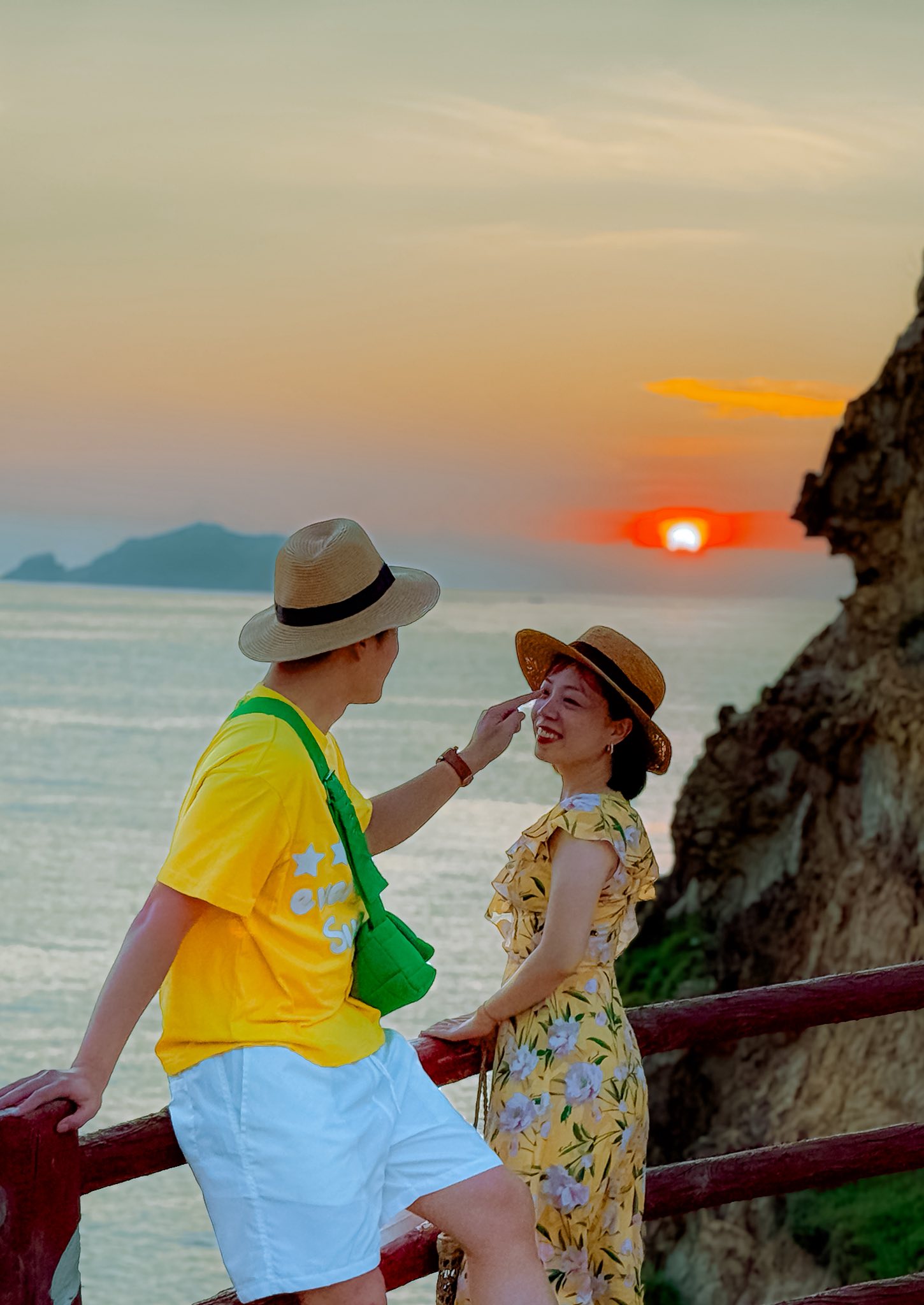 Tạo dáng ôm nón quay mặt về biển