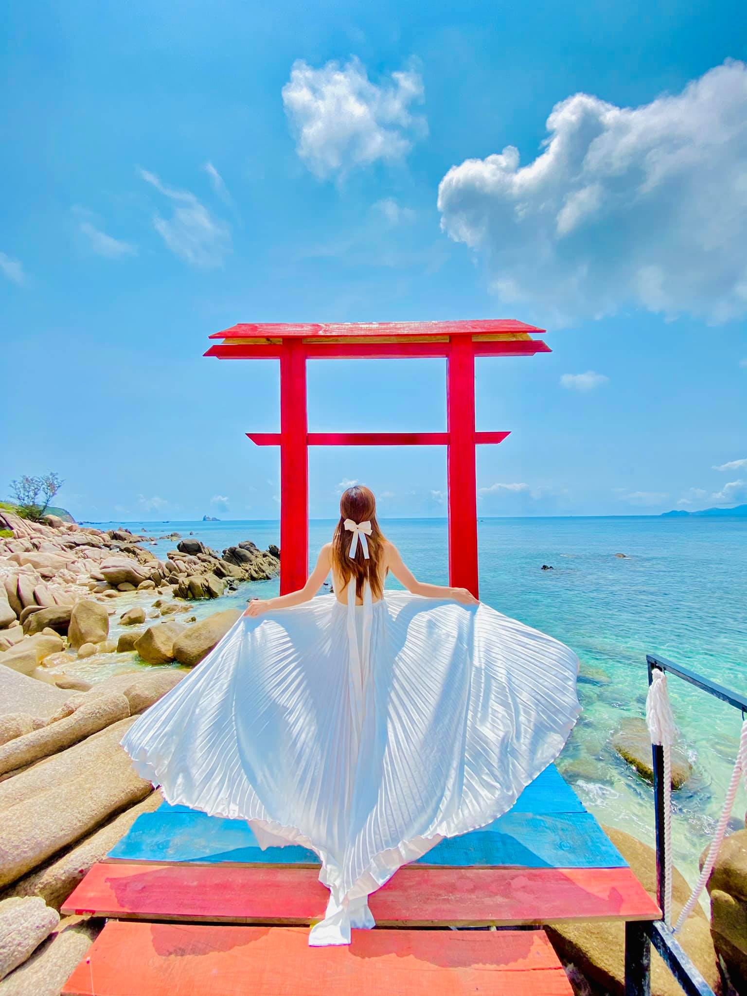 Tạo dáng sau lưng với background biển siêu thơ