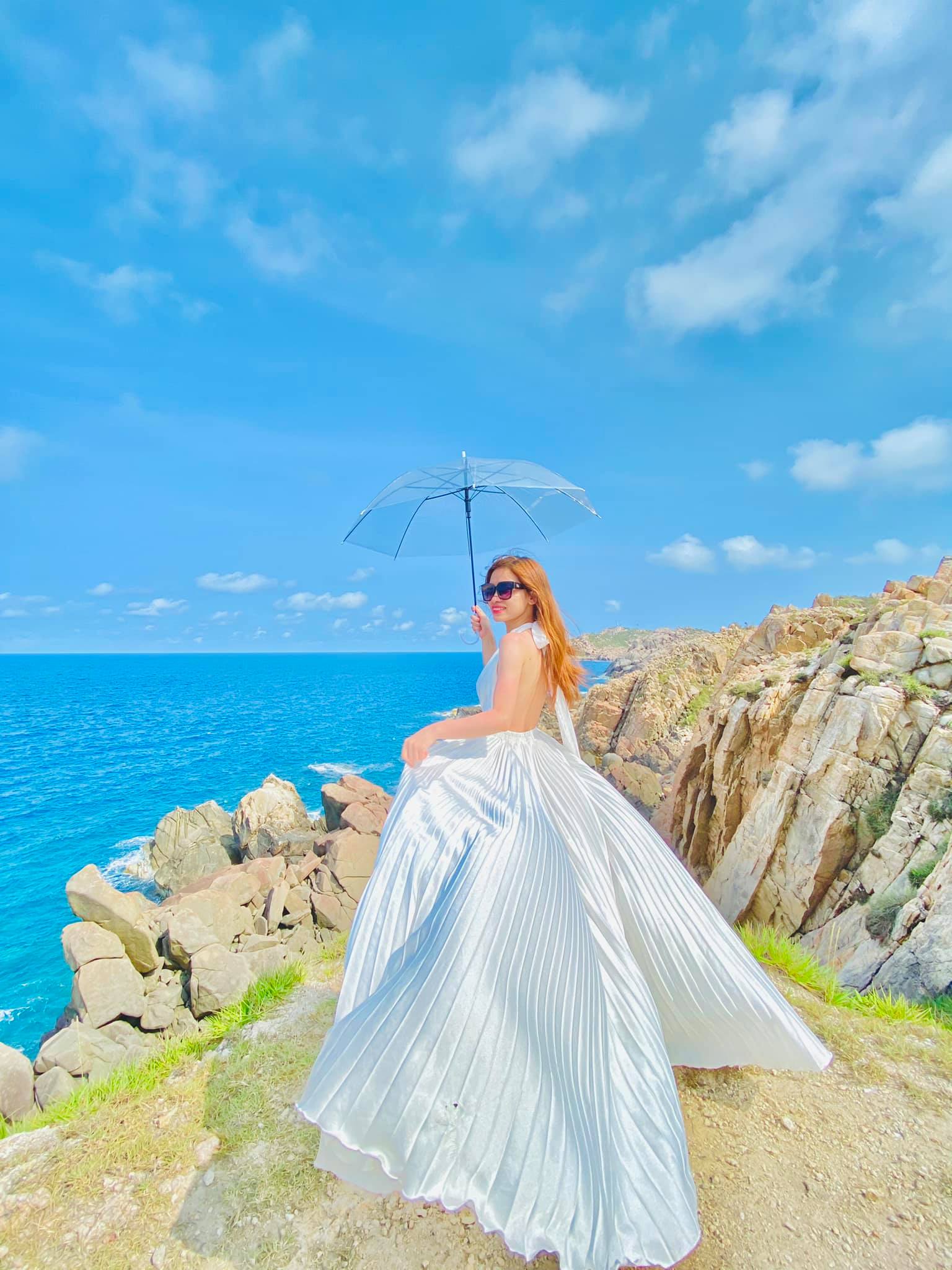 Bí kíp tạo dáng sang chảnh ở bãi biển