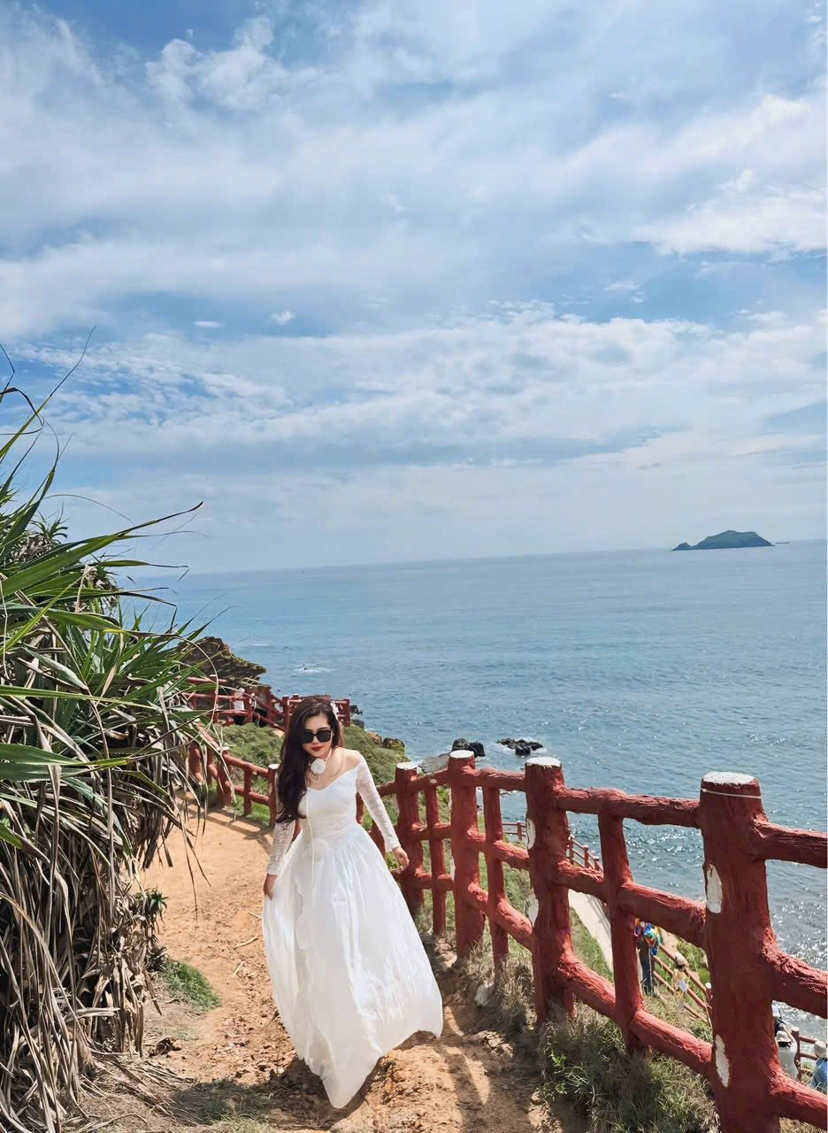 Cách tạo dáng giúp chân dài miên man ở biển