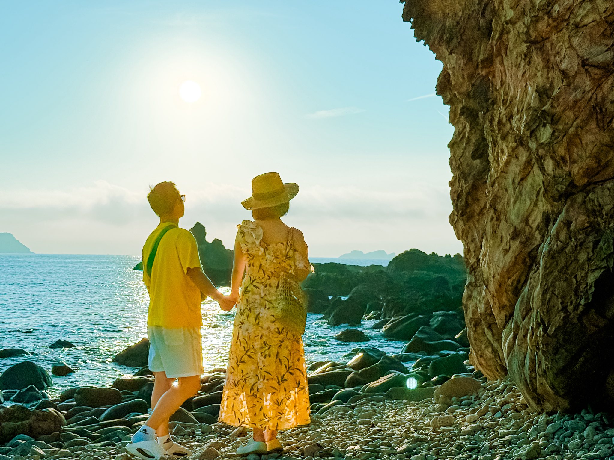 Chụp nghiêng đầu tóc tung bay trong nắng