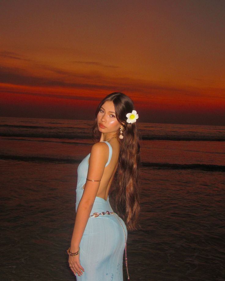 Xoay nhẹ người làm váy xoè bay đẹp như tranh