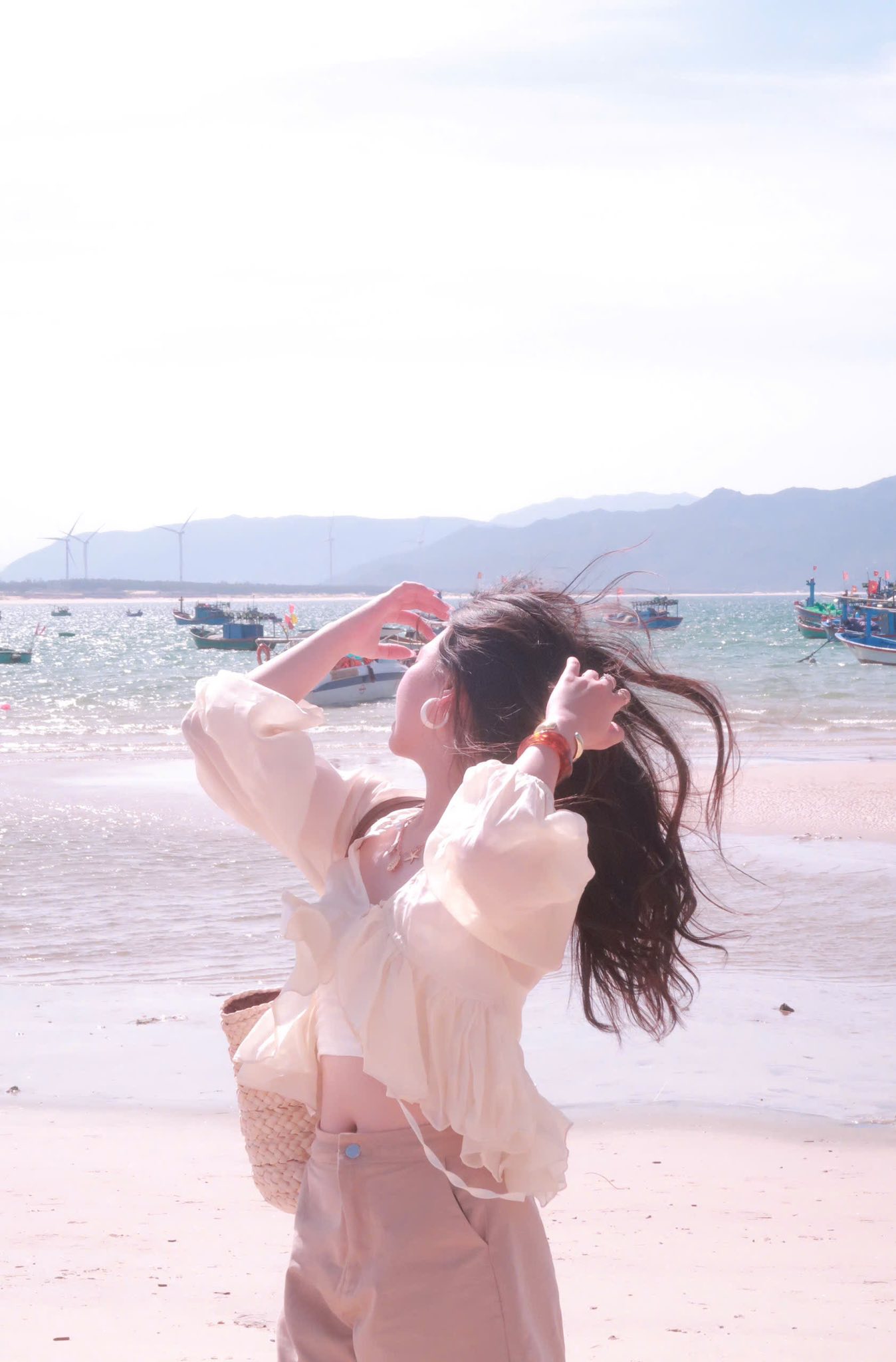 Giơ tay che nắng kết hợp váy xoè tạo cảm hứng nghệ thuật