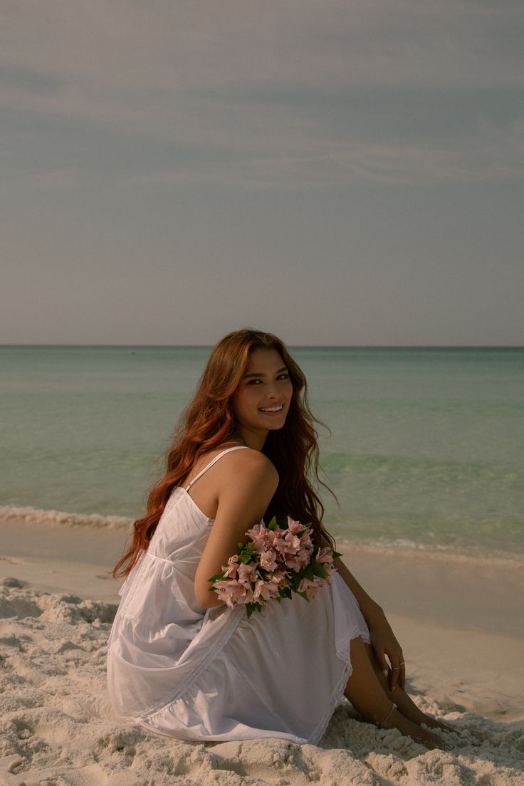 Tạo dáng cùng hoa và váy trắng để ảnh thêm tinh khôi