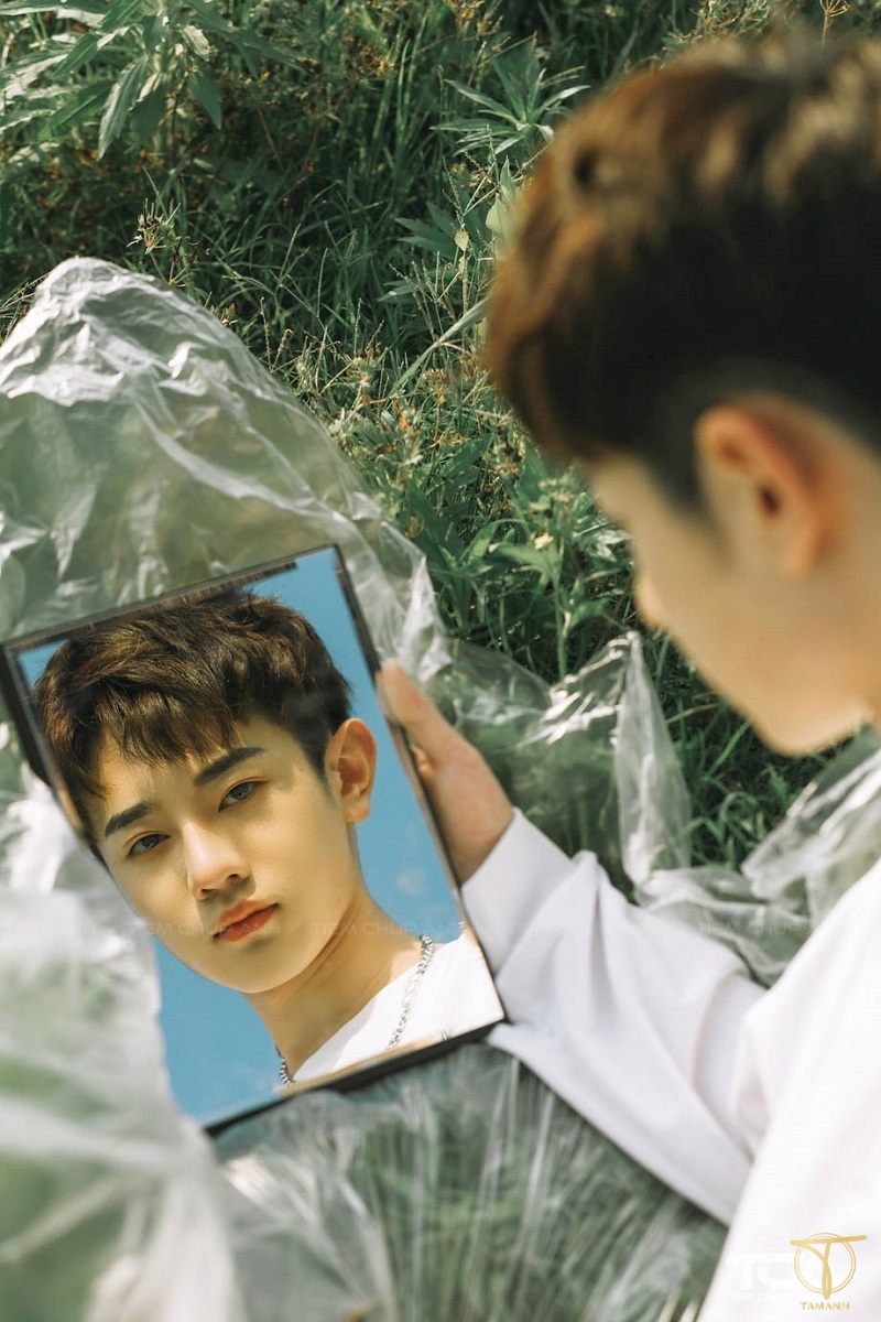 chụp ảnh trước gương cho nam