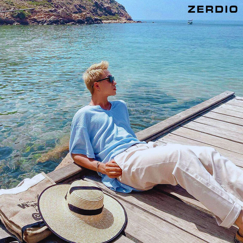 tạo dáng nam đi biển ngầu