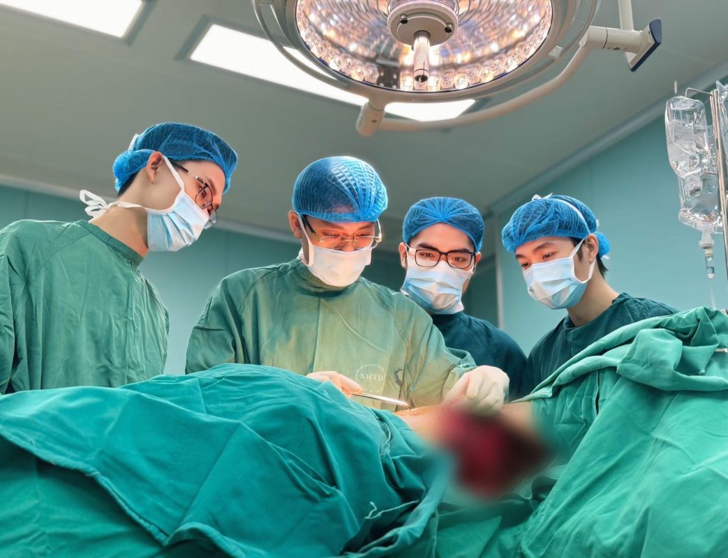 16 lần xạ trị, khối ung thư vú của cô gái trẻ vẫn phát triển nhanh khủng khiếp, hoại tử hở cả xương sườn