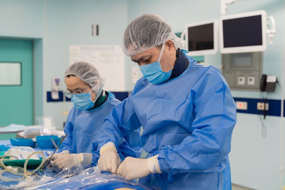 Bác sĩ có thể thực hiện các thủ thuật như sinh thiết, cắt polyp, cầm máu ngay trong quá trình nội soi.