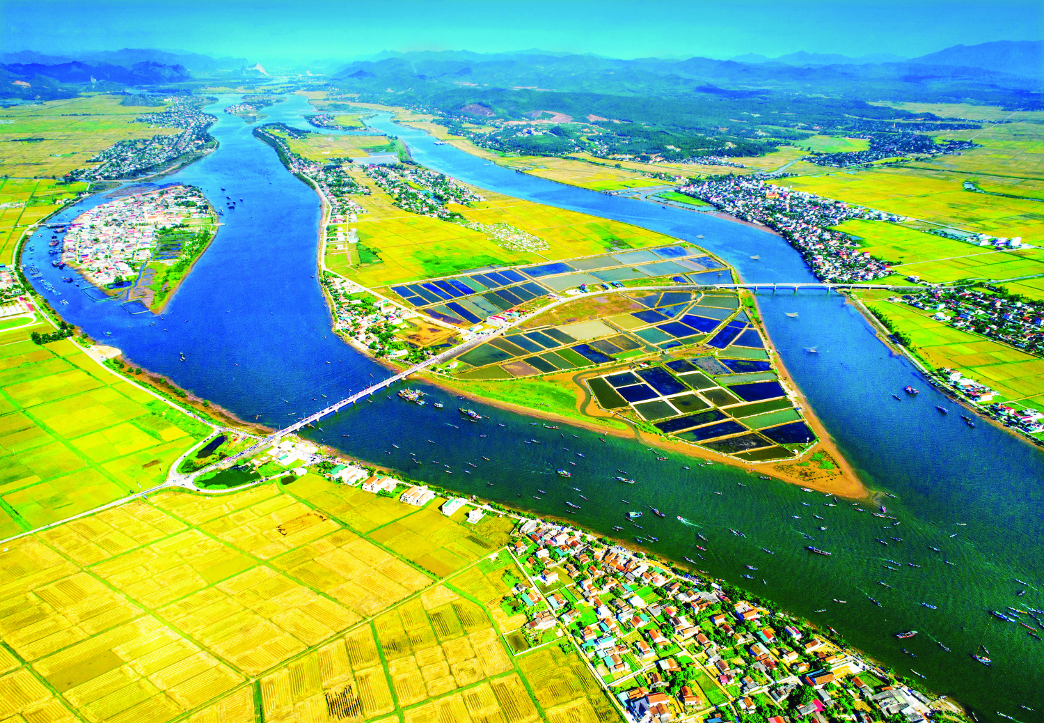 Sông Gianh ngày hội. Ảnh: Trung tâm Xúc tiến du lịch Quảng Bình.