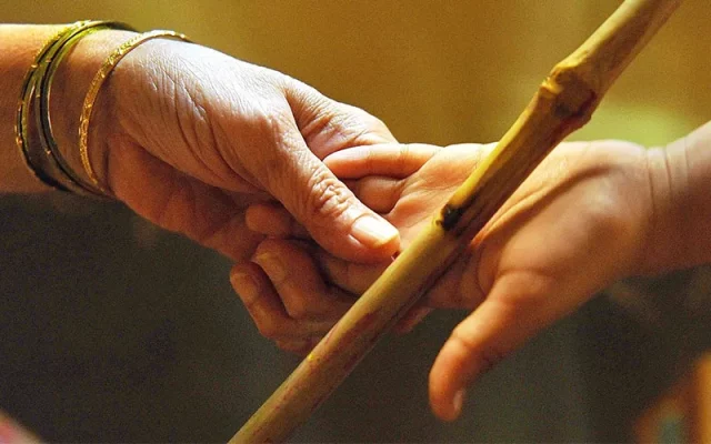 Giải thích ý nghĩa thành ngữ “Giơ cao đánh khẽ” là gì?